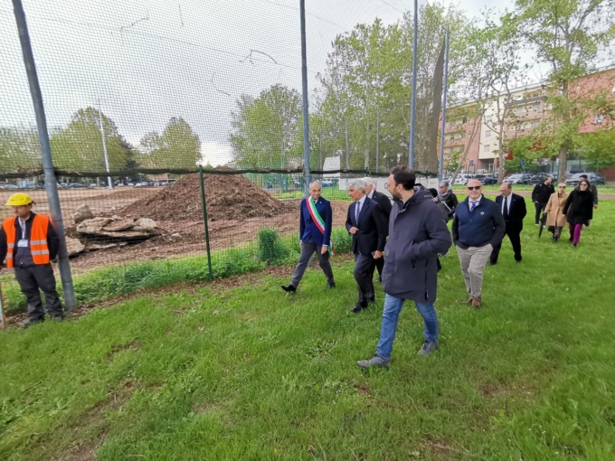 Blitz del ministro dello Sport al cantiere dello stadio del rugby di Cernusco sul Naviglio