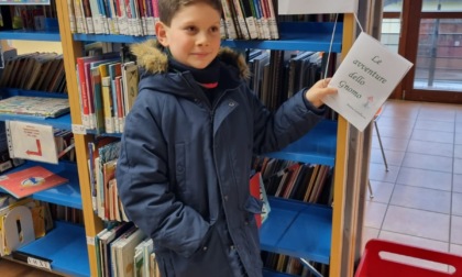 A 7 anni scrive (a mano) un libro e lo regala alla biblioteca di Cassina de' Pecchi