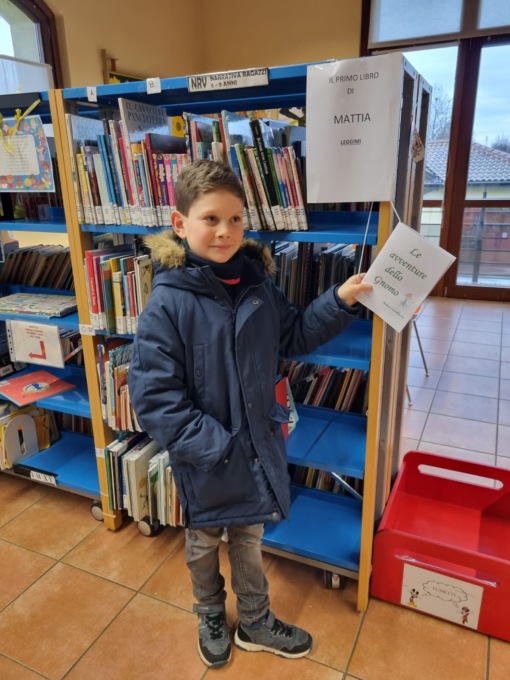 A 7 anni scrive (a mano) un libro e lo regala alla biblioteca di Cassina de’ Pecchi