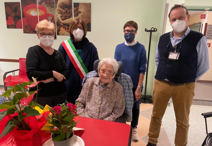 Buon compleanno a “nonna” Mara Pelizzari: 100 anni con festa alla Vergani e Bassi di Gorgonzola