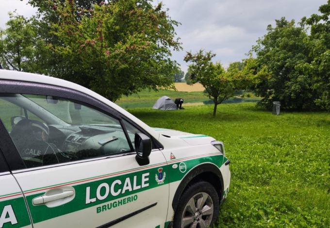 Monta una tenda al Parco Increa di Brugherio, arrivano i vigili