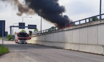 Schianto contro un furgone in manovra, motociclista ancora ricoverato