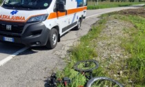 Incidente auto-bici all'incrocio, ciclista in condizioni serie
