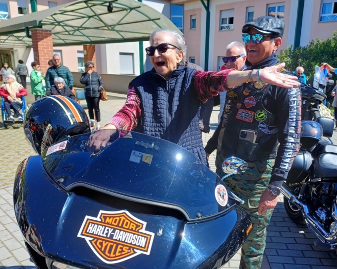 Nonni sprint della casa di riposo di Cologno Monzese salgono in sella alle Harley