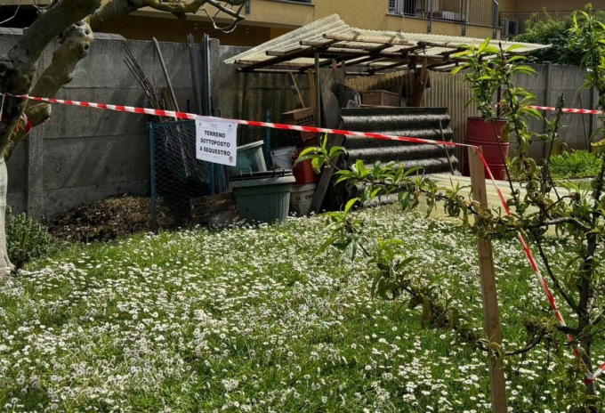 Smonta da solo delle lastre di amianto e le accatasta in giardino: denunciato