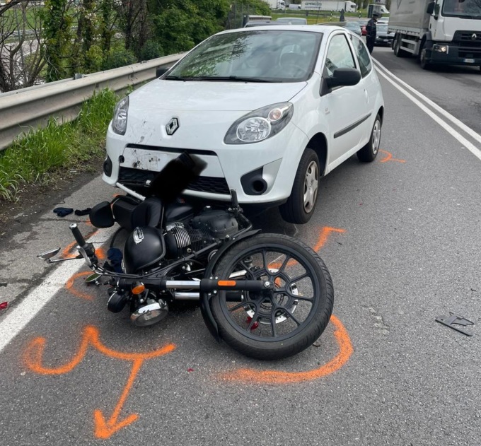 Tamponamento a catena, motociclista resta schiacciato sotto un’auto