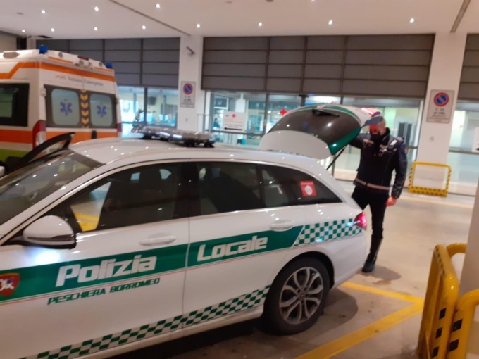 Agente fuori servizio salva una donna dentro un’auto ribaltata in un canale