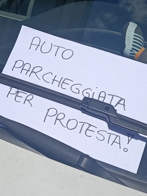 Nuova segnaletica, ma niente stalli di sosta: i residenti posteggiano in divieto per protesta