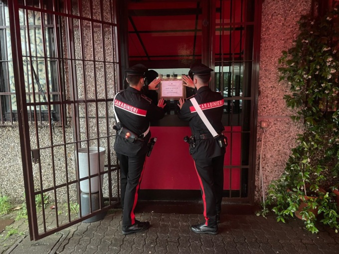 Pistole, droga e arnesi da scasso: licenza sospesa a un bar di Segrate