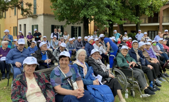 Falconieri per un giorno in Pelucca, grazie agli esperti del “Regno dei Rapaci” di Gessate