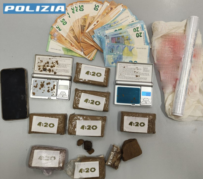 Beccato con le mani… nella droga: arrestato spacciatore per professione