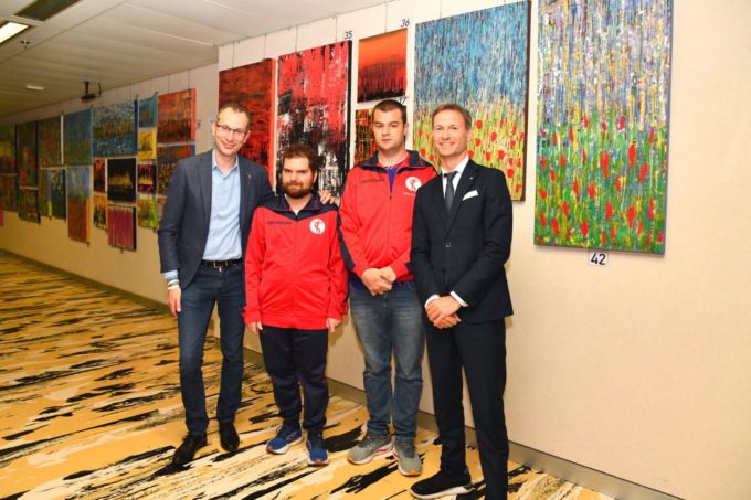 Le opere d’arte di un ragazzo autistico per inseguire un sogno: partecipare alla maratona di New York