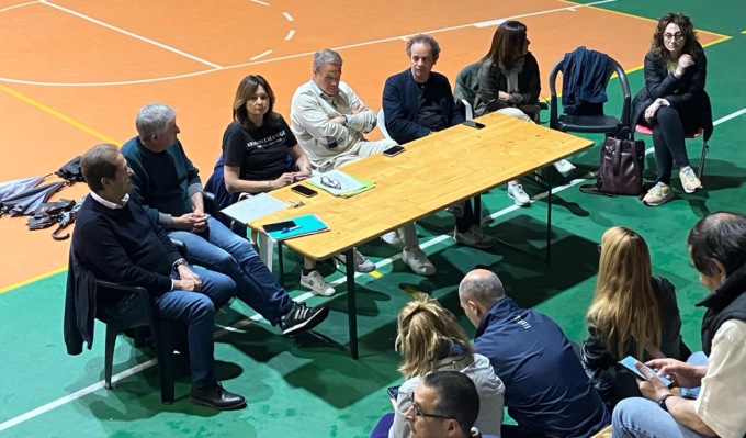 Cassano d’Adda, strisce blu per i turisti, ma niente stalli per i residenti