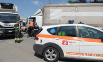 Scontro tra "bisonti della strada" a Segrate: un autista resta incastrato nel camion