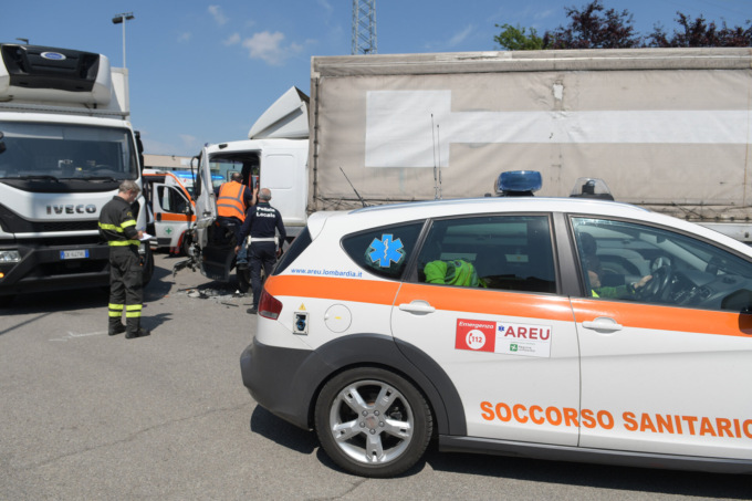 Scontro tra “bisonti della strada” a Segrate: un autista resta incastrato nel camion