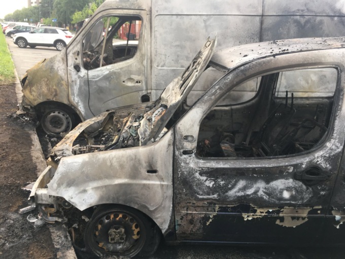 Maxi incendio nella notte distrugge otto veicoli a Cologno Monzese