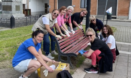 Dipinte di rosso tre panchine a Vignate, in memoria delle donne vittime di violenza