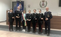 Il benvenuto di Gorgonzola a quattro donne Carabiniere