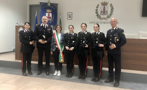 Il benvenuto di Gorgonzola a quattro donne Carabiniere