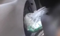 Polizia, il video della droga nascosta nell'altoparlante dell'auto: arrestato 58enne
