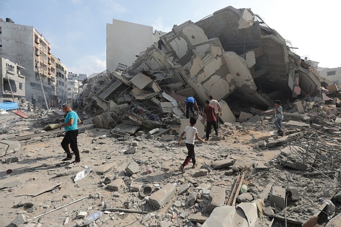 Famiglia sotto le bombe a Gaza: “Aiutatemi a portarla in Italia”