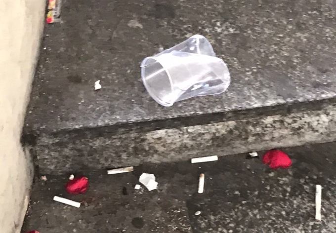 Nel centro storico di Cernusco sul Naviglio schiamazzi, canne e pattume