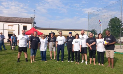 Una partita clero vs politici, per inaugurare il nuovo campo da beach dell'oratorio di Basiano