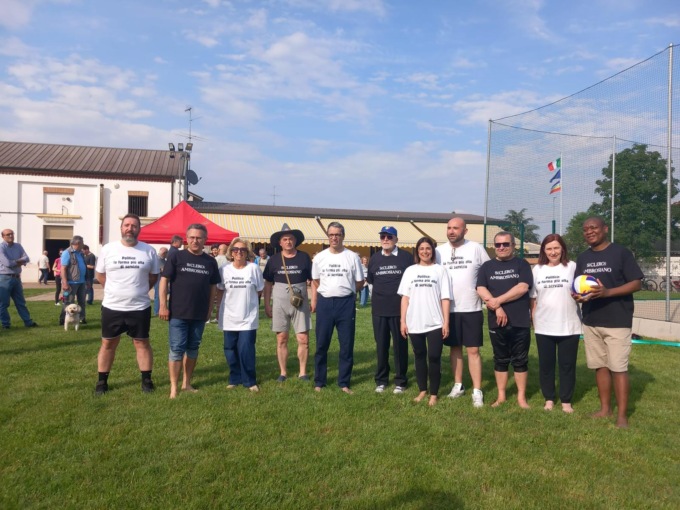 Una partita clero vs politici, per inaugurare il nuovo campo da beach dell’oratorio di Basiano