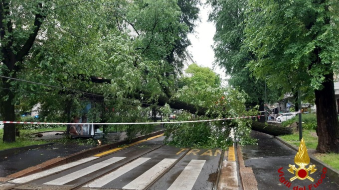 Allerta  rossa per il meteo, i pompieri rassicurano: “Nessuna emergenza nella notte”