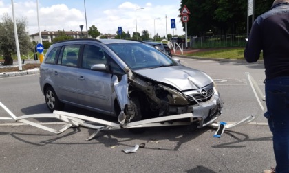 Schianto alla rotonda di Pioltello: auto centra uno scooter poi finisce sul marciapiede