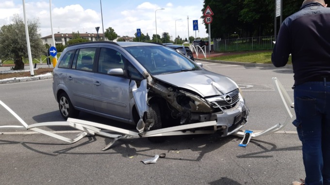 Schianto alla rotonda di Pioltello: auto centra uno scooter poi finisce sul marciapiede