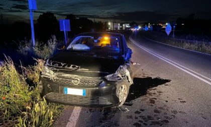 Si distrae alla guida e invade la corsia opposta, schianto tra auto a Gorgonzola: due feriti