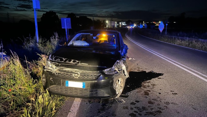 Si distrae alla guida e invade la corsia opposta, schianto tra auto a Gorgonzola: due feriti