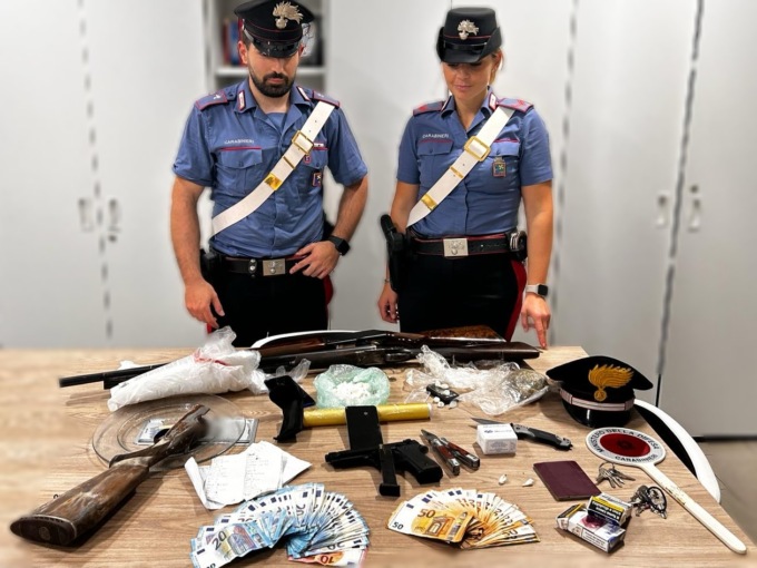 In casa aveva la droga, nella cantina un fucile e una doppietta. Arrestato 29enne di Melzo
