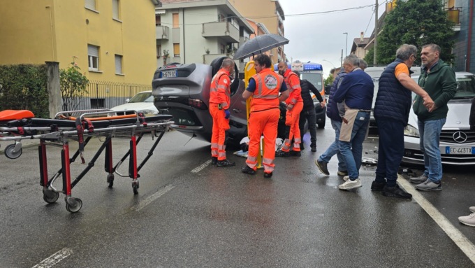 Paura a Cassina de’ Pecchi, un’altra auto ribaltata in centro