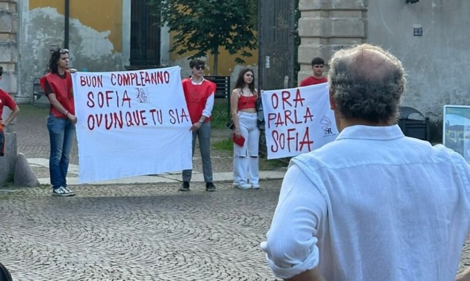 La marcia per ricordare la 20enne uccisa dall’ex: “Buon compleanno Sofia, ovunque tu sia”