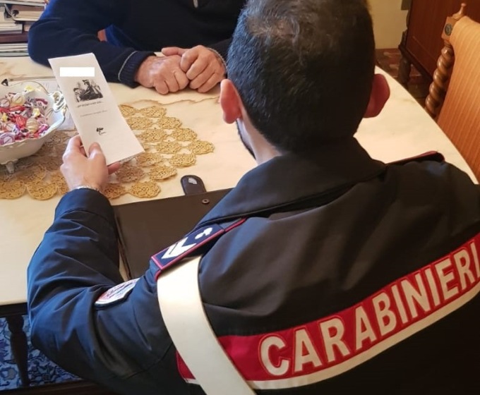 Ladro segue un anziano dentro al palazzo e cerca di derubarlo in ascensore