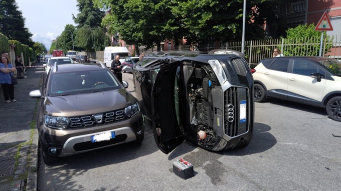 Incidente a Cassina de Pecchi, auto si ribalta. Vigili del fuoco sul posto