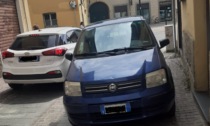 Imbocca una strada contromano e parcheggia ostacolando la circolazione: sanzionato