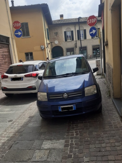Imbocca una strada contromano e parcheggia ostacolando la circolazione: sanzionato
