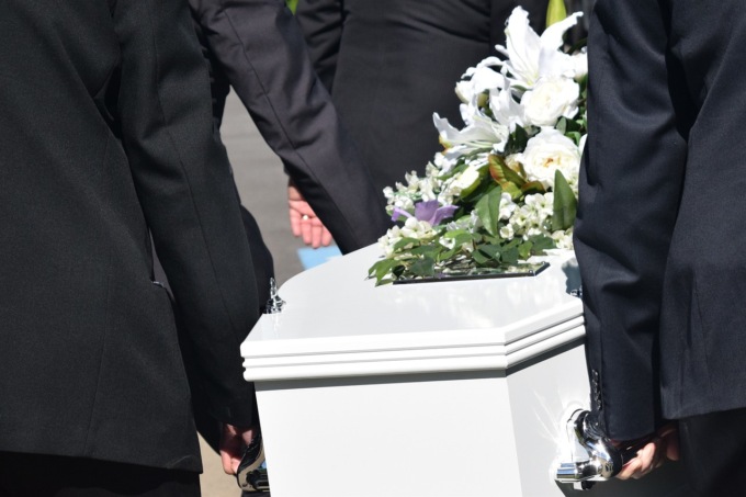Durante la sepoltura al cimitero la bara si schianta nella tomba davanti agli occhi dei familiari