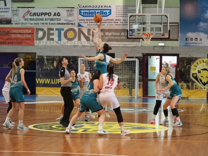 Basket femminile playout, gara 1 va a Vicenza: Carugate combattiva ma sconfitta