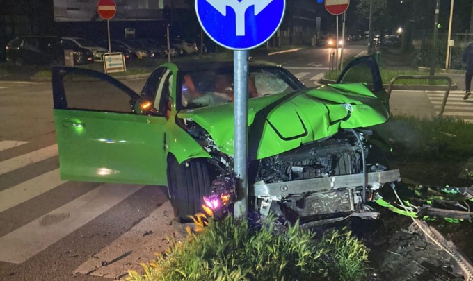 Scontro tra due Bmw all’incrocio: una vola sul marciapiede, l’altra si schianta contro il semaforo