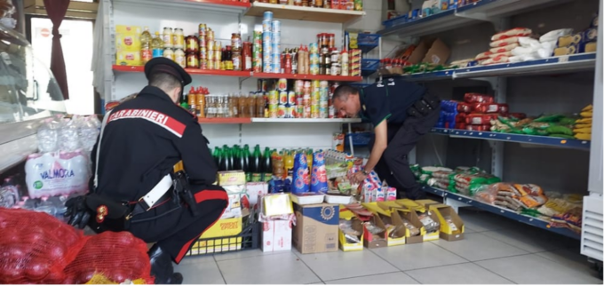 Blatte, mosche e prodotti in vendita scaduti: chiusa macelleria “da incubo”
