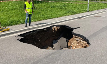 Masate, una voragine si è aperta in via Michelangelo