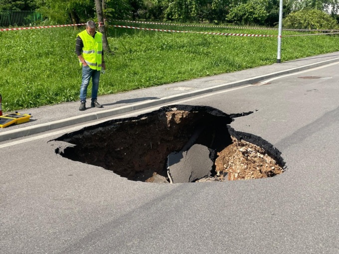 Masate, una voragine si è aperta in via Michelangelo