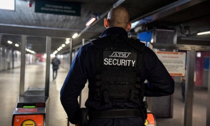 Pugni, calci e morsi in metro agli addetti Atm e ai poliziotti