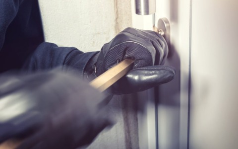 Lei parte in pellegrinaggio e i ladri ne approfittano per entrare in casa sua