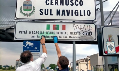 Imbrattati e puliti dagli assessori i cartelli "Cernusco sul Naviglio medaglia d'argento della Resistenza"