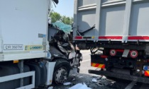 Violento tamponamento tra due camion, cabina disintegrata